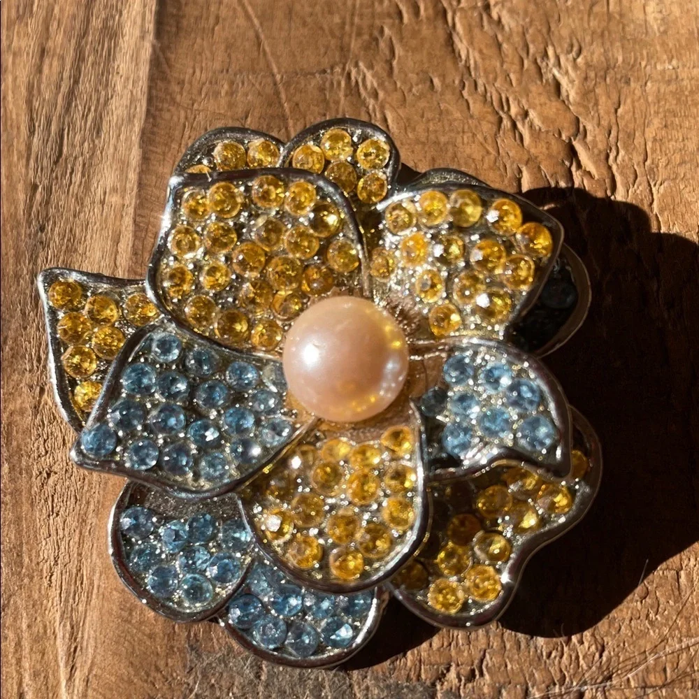 Elegant Vintage Floral Brooch/Pendant